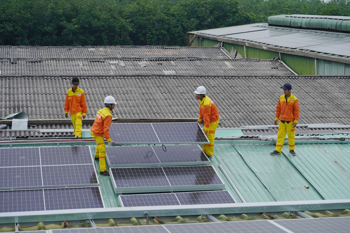 Services Équipe installant des panneaux solaires sur un toit – Blue Vert